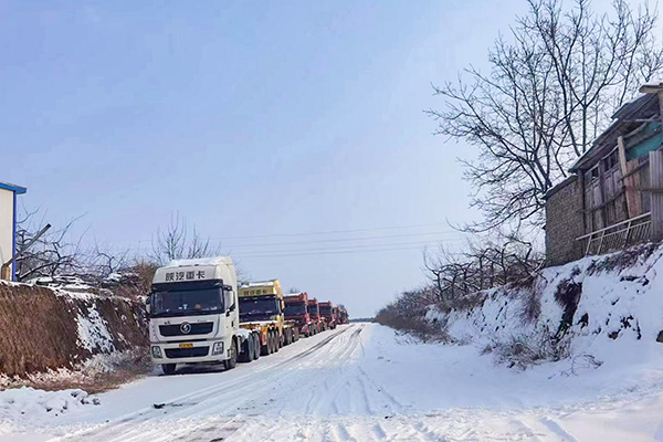 立足岗位职责 积极主动出击2023年2月8日彬州降雪安排好拉运车辆有序排放(futu).jpg