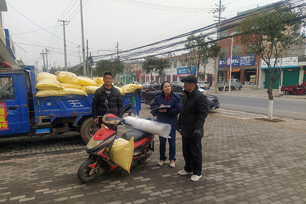 2月10日，尿素销售人员在武功县贞元镇农资店门口与农户交流。(副图）.jpg