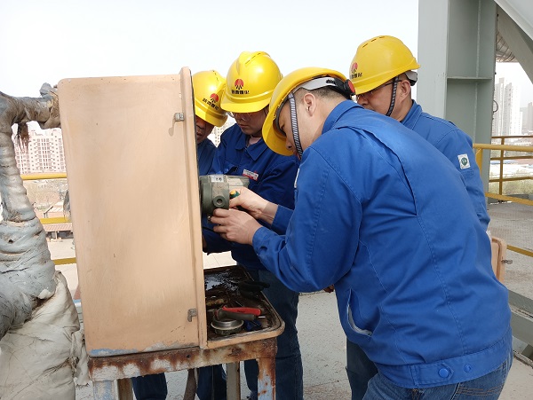 4月6日，空分尿素工段段长郭凯、技术员张桂芳等人在尿素框架五楼进行电缆更换，变送器接线检维修工作  计控电仪部 冯香妮 摄.jpg