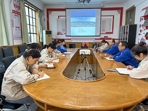 4月21日，渭河塑业公司副总经理郭小红组织开展安全生产双重预防机制建设培训.jpg