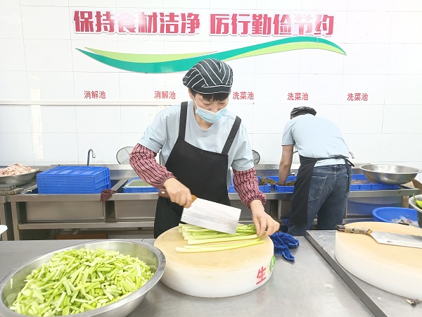 5月15日，切菜师傅在提前备菜.jpg