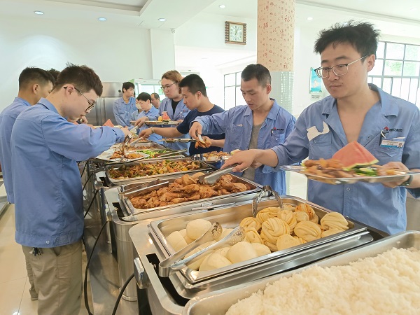 5月15日，检修人在食堂用餐.jpg