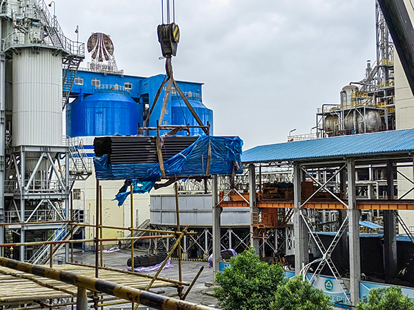 5月22日，动力车间5号锅炉更换空气预热器，吊车正在吊装新装的空预器管.jpg