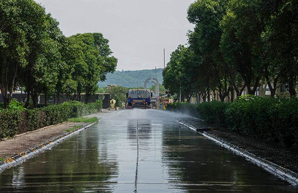 2023年5月15日运销市场部洒水车在厂区道路作业   600.jpg