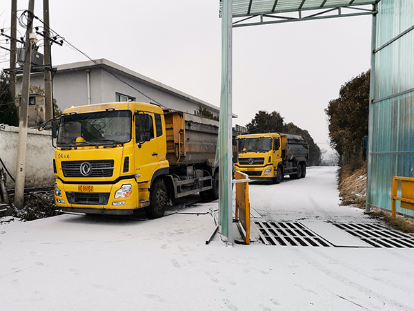 2月21日，运销市场部，蔺毅、赵冰等人员，在渣场现场清理积雪。运销市场部 蔺毅 摄 - 副本.jpg