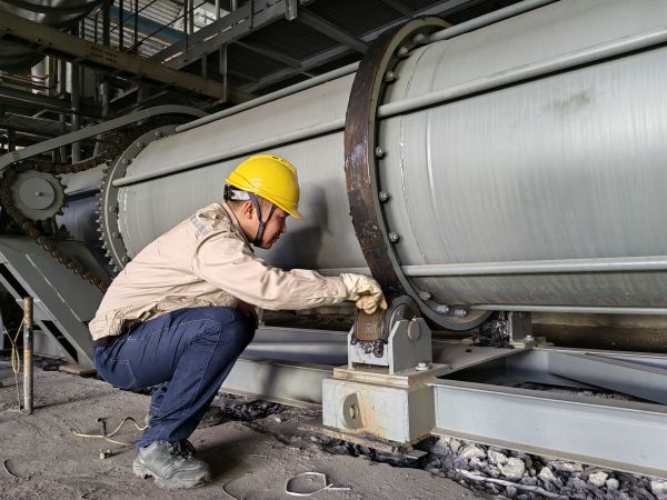 2024年5月20日，动力车间4号锅炉冷渣器更换后运行人员正在对冷渣器做润滑.jpg