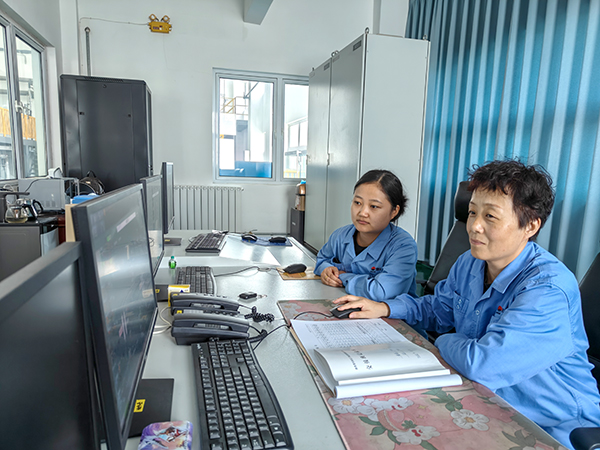 李怡在净水岗位轮岗学习.jpg