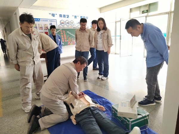 近日，计控电仪部部长王文波亲自带领大家进行应急演练实操练习2.jpg