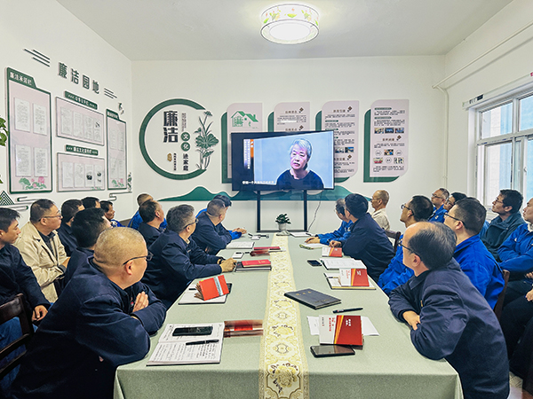 10月21日下午，物料车间党支部开展了以“敲响廉洁警钟、绷紧安全之弦、筑牢廉洁安全‘双防线’”为主题的警示教育活动，--图为观看廉洁警示教育专题片.jpg